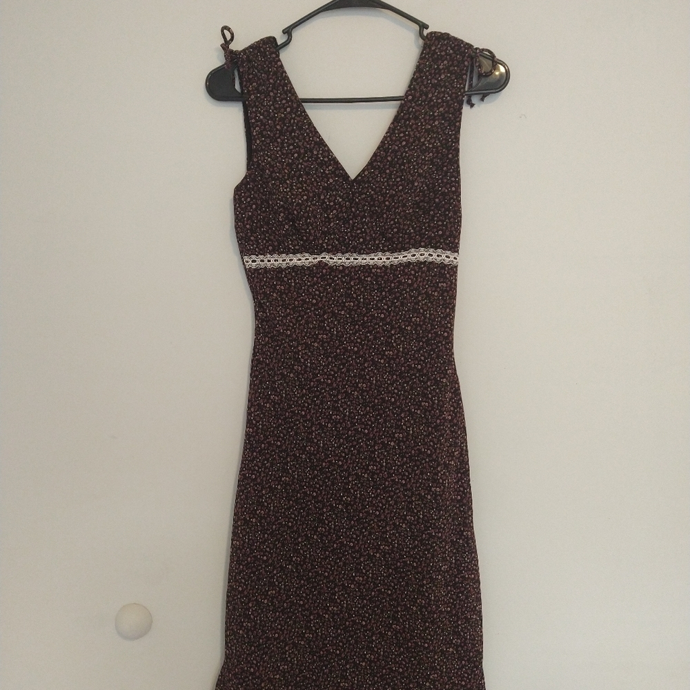 Moody floral midi dress size small